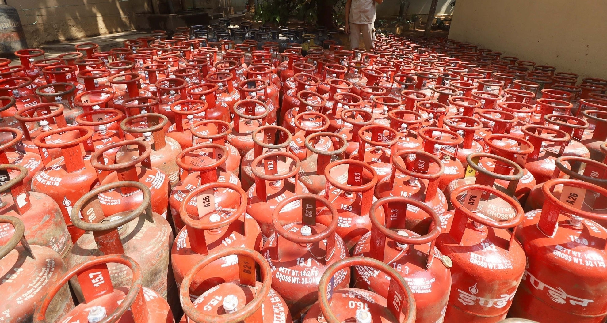 Illicit gas cylinder refilling scam uncovered in Ahmedabad