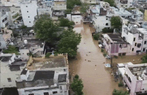 VIDEO: દક્ષિણ ભારતમાં વરસાદ-પૂરનો કહેર; રેલવે સેવા ઠપ, ભૂસ્ખલનમાં 7 મોત, 20 રાજ્યોમાં એલર્ટ