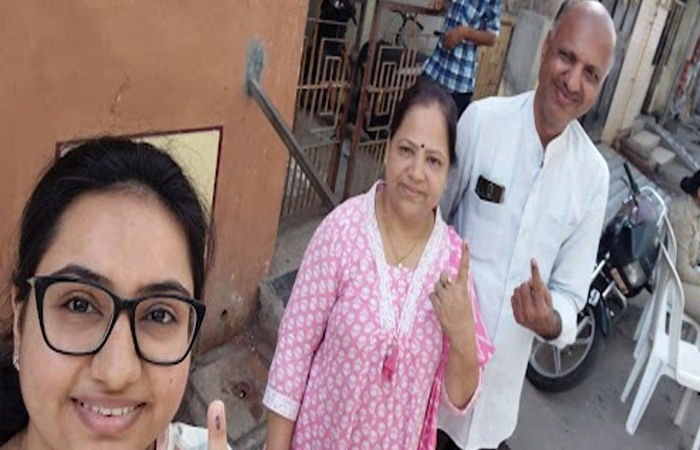 જામનગર મહાનગર પાલિકાની ચૂંટણીમાં યુવાનોમાં મતદાન બાદ સેલ્ફીનો ક્રેઝ