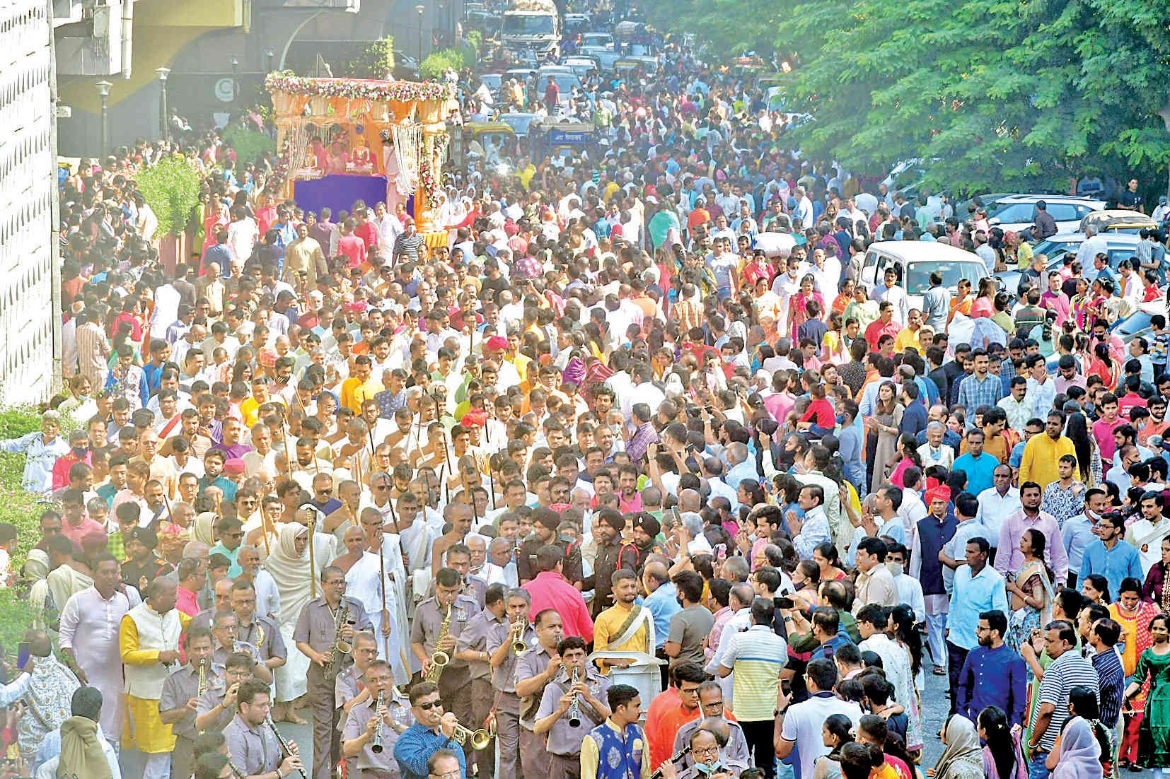 75 સંયમવીરોની દોઢ કિલોમીટર લાંબી વર્ષીદાન યાત્રા લાખો આંખોએ નિહાળી