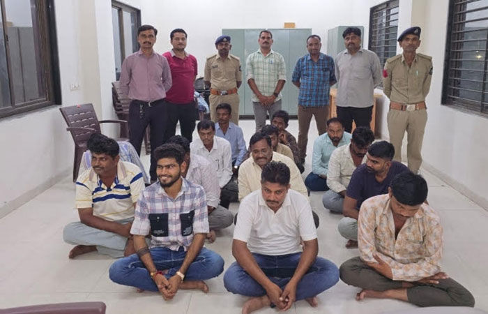 સાણંદના દોદર ગામાંથી રહેણાંક મકાનમાંથી જુગારની ક્લબ ઝડપાઈ