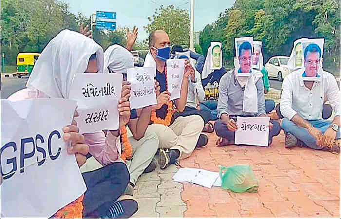 શિક્ષિત બેરોજગારોએ સચિવાલય સામે જ સરકારનું બેસણું યોજ્યું