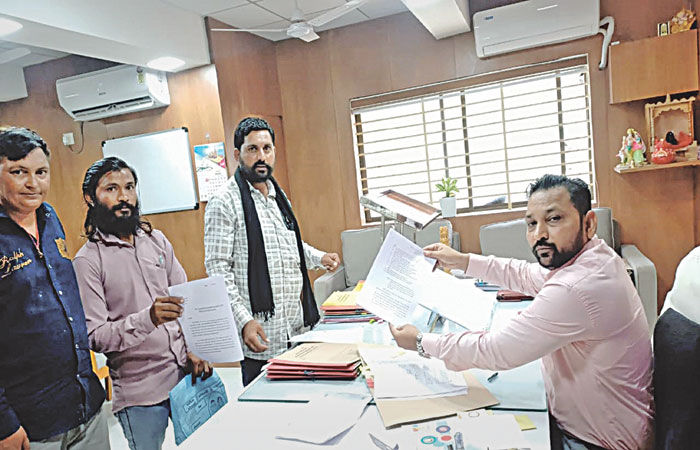 નાના અને મોટા મઢાદ ગામમાં ખનીજ માફિયાઓના બ્લાસ્ટથી મકાનોમા તીરાડો પડી