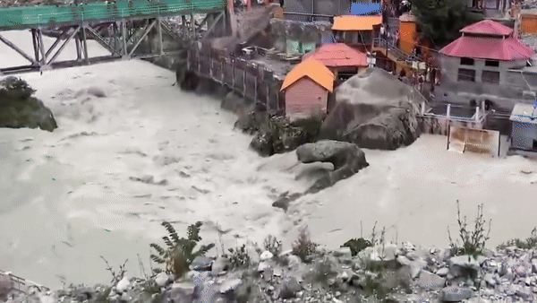 VIDEO: બદ્રીનાથમાં અલકનંદાનું રૌદ્ર સ્વરૂપ, નદીનું જળસ્તર વધતા જ પોલીસે ખાલી કરાવ્યો વિસ્તાર