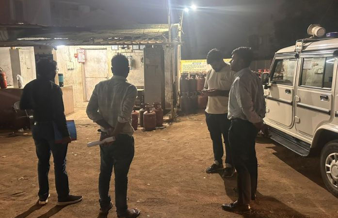 LPGની અછત વચ્ચે પંચમહાલના ગોધરામાં દરોડા, બેહિસાબી કોમર્શિયલ સિલિન્ડરનો જથ્થો ઝડપાયો
