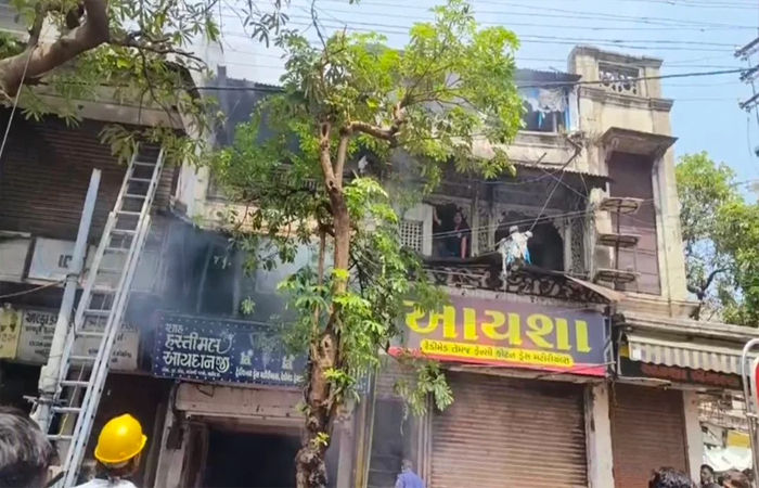 વડોદરાના અત્યંત ગીચ માંડવી દરવાજા પાસે ત્રીજા માળે આગ લાગતા ટ્રાફિક બંધ કરાયો