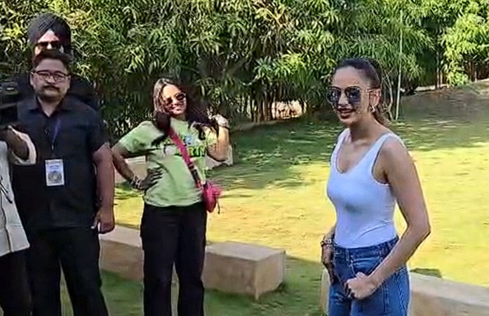 VIDEO: સાસણ ગીરમાં અભિનેત્રી રકુલ પ્રીત સિંહે નિયમો તોડ્યા? વાઈરલ વીડિયો બાદ વન વિભાગની સ્પષ્ટતા
