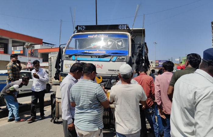 ગુજરાતના રસ્તા પર મોત બનીને દોડતા ડમ્પરો, અમદાવાદ બાદ બોડેલીમાં આધેડને 100 ફૂટ ઢસડ્યા