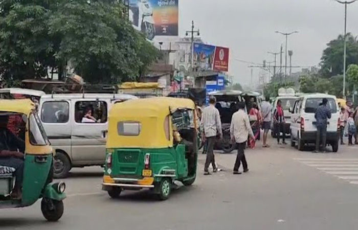 વડોદરા પોલીસ અને RTOના પાપે સોમા તળાવ પાસે ખાનગી વાહનોનો અડિંગો : ટ્રાફિક જામની સમસ્યા