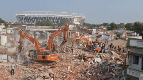 VIDEO: કોમનવેલ્થ ગેમ્સને પગલે મોદી સ્ટેડિયમ નજીક ડિમોલિશન, પોલીસ સુરક્ષા સાથે મકાનો તોડવાનું શરુ