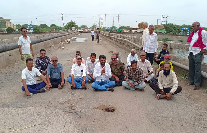 સુરેન્દ્રનગરના દુધરેજ પાસે તંત્ર દ્વારા બંધ કરેલા પુલ પર સ્થાનીકો અને કોંગ્રેસે રામધૂન બોલાવી
