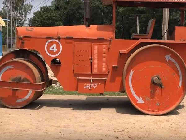 લગ્નમાં રોડરોલર પર સવાર થઈ આવ્યા વરરાજા, જોતાં રહી ગયા લોકો નજારો