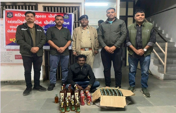 બાલાસિનોરમાંથી દારૂ-બિયરની 80 બોટલ સાથે શખ્સ ઝડપાયો