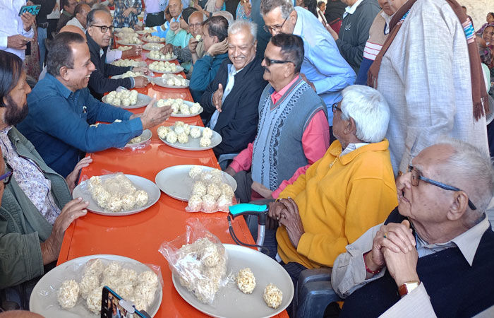 10 મિનિટમાં મમરાના 17 લાડુ આરોગીને 67 વર્ષના વડીલ પ્રથમ