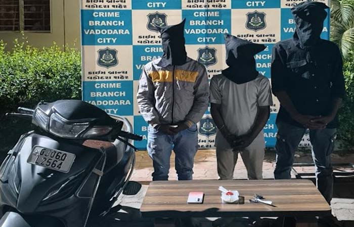 ગોત્રી ઇસ્કોન રોડ પર વૃદ્ધાનો અછોડો લૂંટનાર સ્કૂટર સવાર ત્રણ અછોડાતોડ પકડાયા