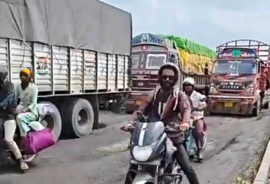 વરસાદ સાથે જ વડોદરાના હાઇવે પર ટ્રાફિક જામઃ કરજણ અને દેણા રોડ પર 4 કિમી સુધી જામના દ્શ્યો