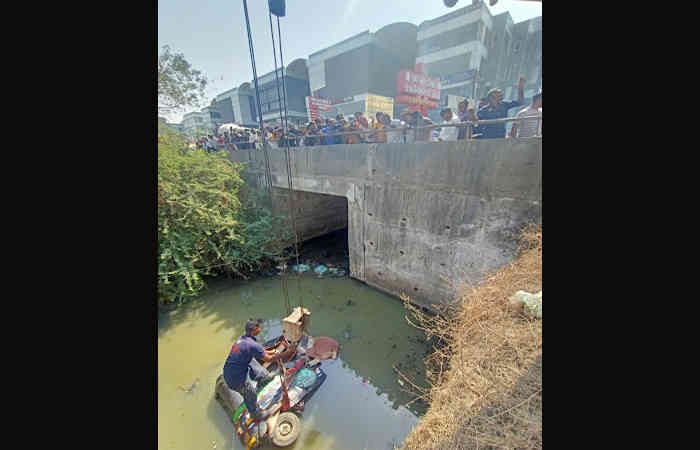 વડોદરા: પાદરા રોડ પર રિક્ષા વરસાદી કાંસમાં ખાબકી