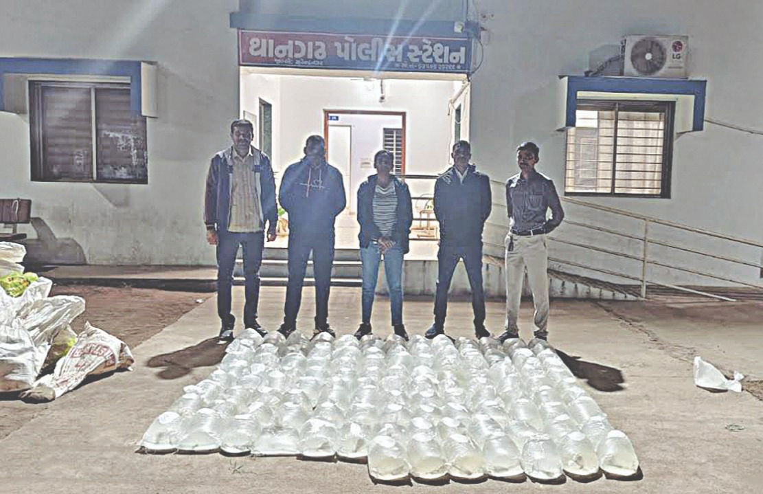 VIDEO: દારૂ સંતાડવાનો નવો કીમિયો: સુરેન્દ્રનગરના થાનમાં પાણીના ટાંકામાંથી ઝડપાયો 620 લીટર દેશી દારૂ, બુટલેગર વિરૂદ્ધ ફરિયાદ