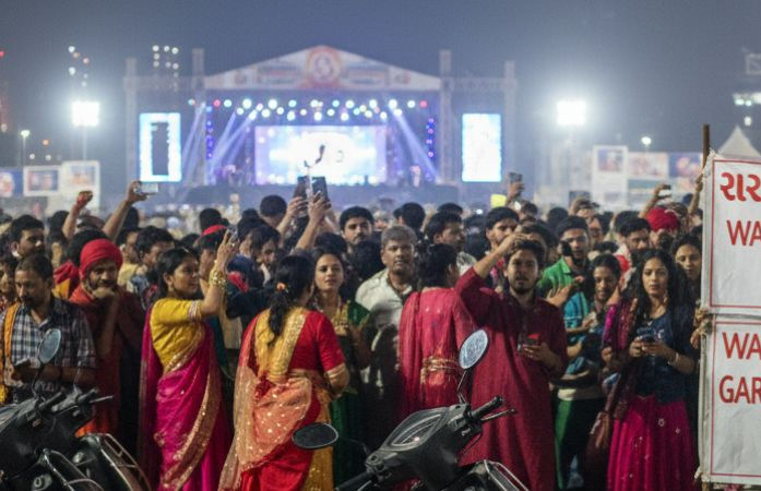 અમદાવાદમાં નવો ક્રેઝ, ગરબાના 2500ના પાસ, ટુ વ્હિલર પાર્કિંગના 100, પાણીની બોટલ રૂ. 50માં