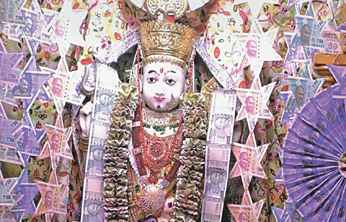 ધનતેરસે મહાલક્ષ્મી માતાને ચલણી નોટ અને સોનાના આભૂષણનો શણગાર કરાયો