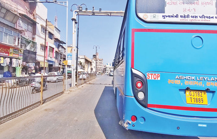 નડિયાદ રેલવે સ્ટેશન બહાર સિટી બસોના આડેધડ પાર્કિંગ ટ્રાફિકજામની સમસ્યા