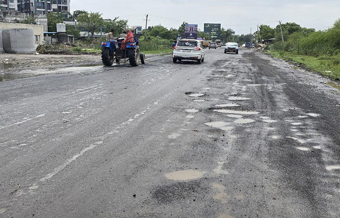 ધોળકાથી બાકરોલ જતો રસ્તો બિસ્માર બનતા વાહન ચાલકોને હાલાકી