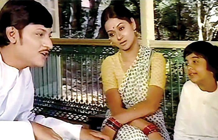 જબ દીપ જલે આના, જબ શામ ઢલે આના....