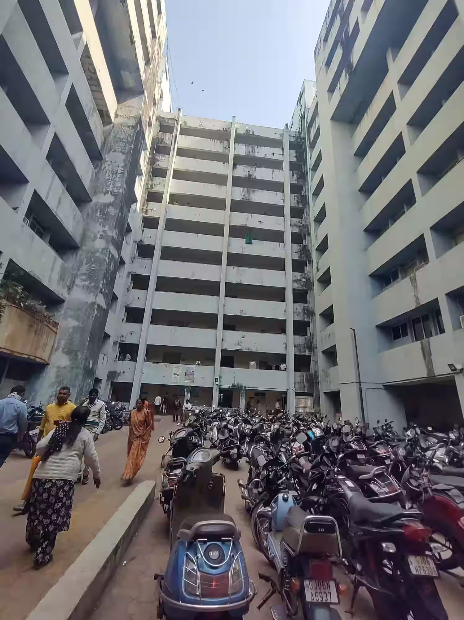 અનેક સરકારી કચેરીઓ ધરાવતા  કુબેર ભવનના પાર્કિગમાં લાઇટો બંધ ઃ અસામાજિત તત્વોને મોજ