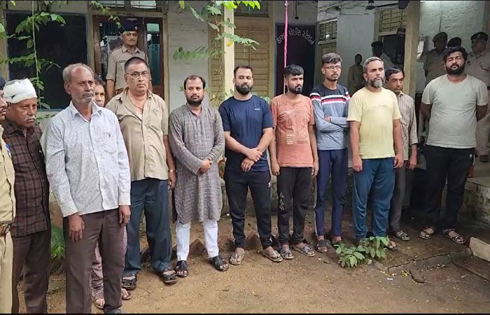 ઠાસરામાં શિવજીની નગરયાત્રા પર પથ્થરમારા મામલે 11 આરોપીઓના 2 દિવસના રિમાન્ડ મંજૂર, 3 અલગ અલગ થઈ ફરિયાદ