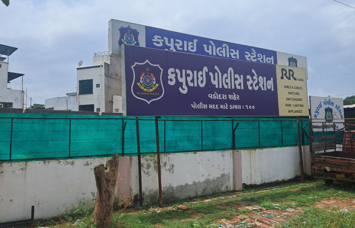 જામ્બુવા બ્રિજ પાસેથી ૧૫ પશુઓ ભરેલી ટ્રક સાથે ડ્રાઈવર-ક્લીનર ઝડપાયા