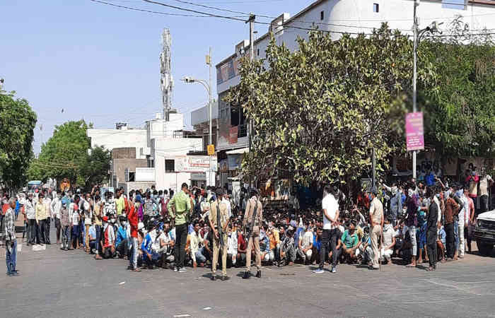 જામનગરમાં વતન જવા માટે શ્રમિકોના ટોળા એકત્ર થતાં દોડધામ
