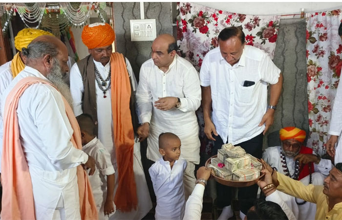 સોશિયલ મીડિયા પર વીડિયો જોઈ સુરતીનું હ્રદય દ્રવી ઉઠ્યુંઃ અમરેલીના શહીદ જવાનને કરી 21 લાખની મદદ