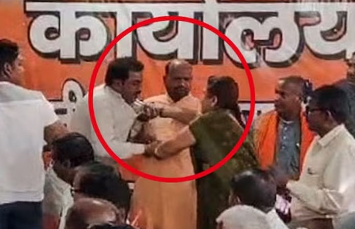 VIDEO: ભાજપના કાર્યાલયમાં થપ્પડ કાંડ... મહિલાએ કૉલર પકડી નેતાને લાફો ઝીંક્યો
