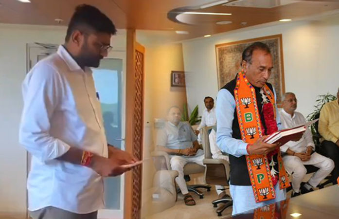 ઈટાલિયા બાદ કડીથી પેટાચૂંટણી જીતેલા ભાજપ નેતા રાજેન્દ્ર ચાવડાએ ધારાસભ્ય પદના લીધા શપથ