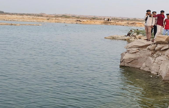 ચોટીલા નજીક પાણી ભરેલી ખાણમાં યુવાન ડૂબી જતાં રોષભેર ચક્કાજામ