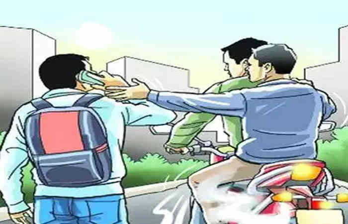 વડોદરા: મોબાઇલ ફોન આંચકી લેતી બાઈકસવાર ગેંગ સક્રિય: ત્રણ રાહદારીના મોબાઈલ ફોનની લૂંટ