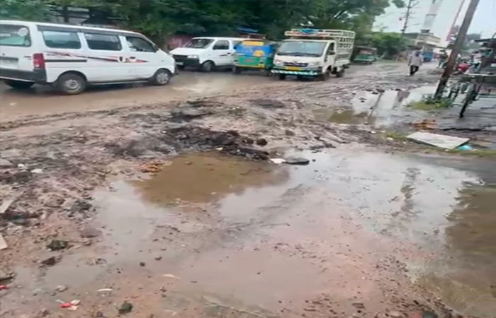 વડોદરાના ગાજરાવાડી-ડભોઇ રોડ પર પાણીની લાઈનની કામગીરીમાં વેઠ, CNG સ્ટેશનને કારણે વાહન ચાલકો પરેશાન