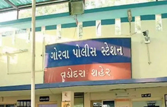 વડોદરામાં પ્રતિબંધિત ગોગો સ્મોકિંગ કોન તથા રોલિંગ પેપર વેચતા ત્રણ વેપારી ઝડપાયા