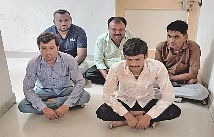 ગ્રામ્ય એલસીબી દરોડો પાડી રોકડ, મોબાઇલ સહિત રૂ. 73 હજારનો મુદ્દામાલ જપ્ત કર્યો