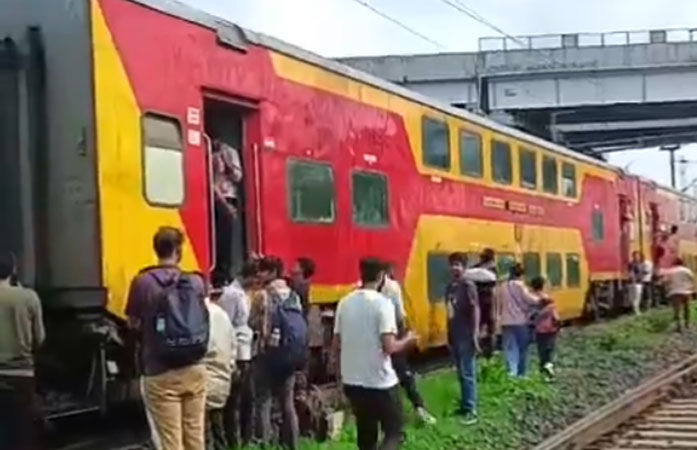 Ahmedabad-Mumbai double decker train compartments detach mid-way