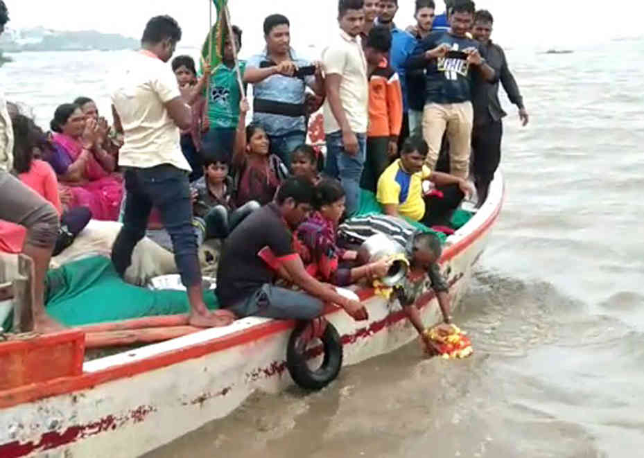 -ચાર વર્ષથી સૂકીભઠ્ઠ નર્મદા બે કાંઠે વહેતી થઇ