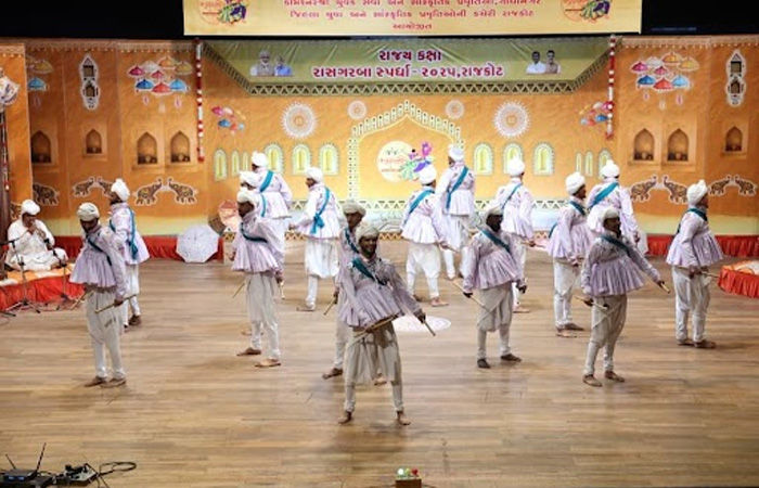 રાજ્યકક્ષાની રાસ-ગરબા સ્પર્ધામાં જામનગરના રાજશક્તિ રાસ મંડળે પ્રથમ ક્રમ મેળવી સમગ્ર સૌરાષ્ટ્રનું ગૌરવ વધાર્યું