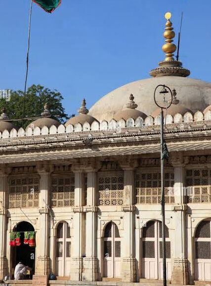 સરખેજ રોજાના ગુંબજ પરથી કળશની ચોરી કરનાર ગેંગને ઝડપી લેવાઇ