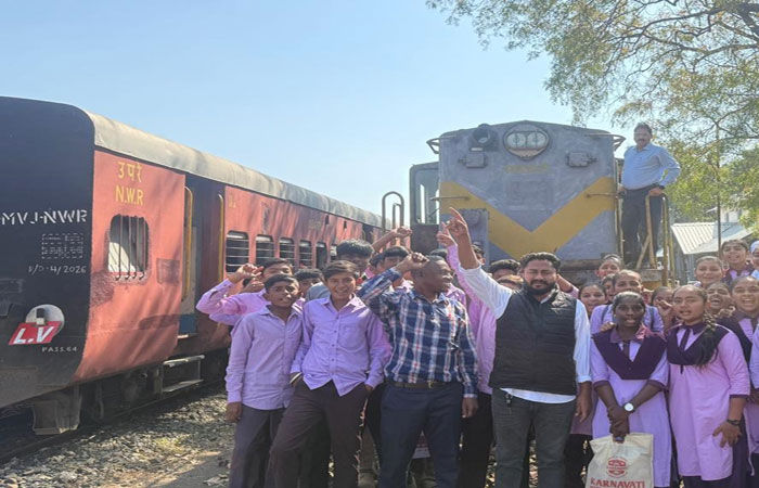 ગીર જંગલની વચ્ચે પ્રાંચી રોડ સ્ટેશને વિદ્યાર્થીઓ દ્વારા ટ્રેન રોકો આંદોલન