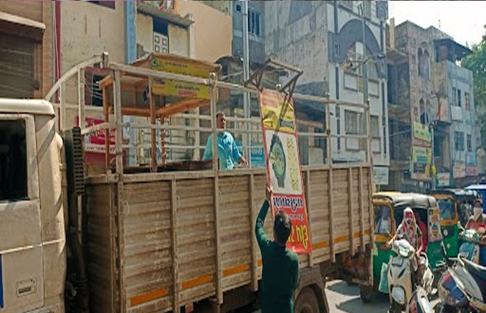 વડોદરામાં મંગળ બજાર, પદ્માવતી શોપિંગ સેન્ટર અને ચાંપાનેર ખાતેથી હંગામી દબાણો દૂર કરાયા