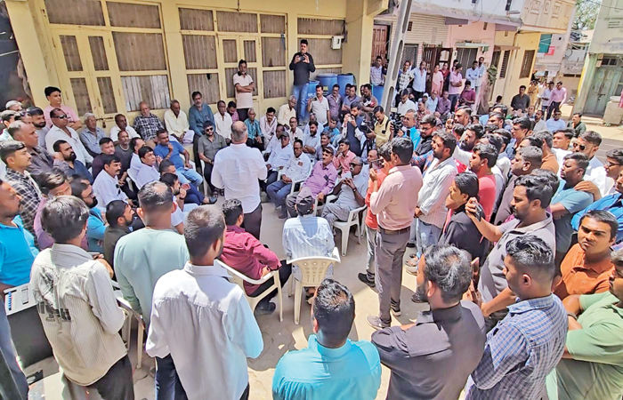 ખેડા જિલ્લાના ગ્રામ્ય વિસ્તારની પાટીદાર યુવતીને પરત આપવા માટે સમાજની બેઠક