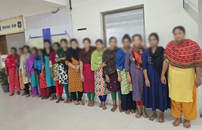 અમદાવાદ શહેરની સોલા પોલીસે ભાડાના મકાનોમાં રહેતા 17 બાંગ્લાદેશી ઘૂસણખોરને પકડ્યા