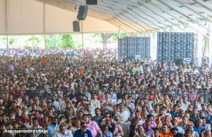 સ્કૂલોમાં તાળાં અને ઈવેન્ટમાં તાળીઓ! બનાસકાંઠામાં 1800 શિક્ષિકાની ક્લાસના બદલે PMના કાર્યક્રમમાં હાજરી
