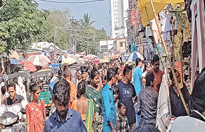 આણંદ શહેર અને તાલુકા મથકોએ ખરીદી માટે લોકોની બજારોમાં ભીડ