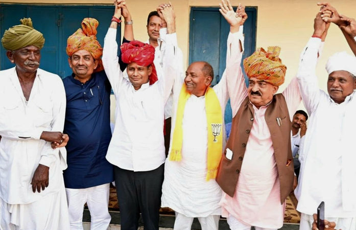 પાઘડીના વળના છેડે મતદારો: સ્વરૂપજી ઠાકોર બાદ લવિંગજીએ પાઘડી ઉતારી માગ્યા મત